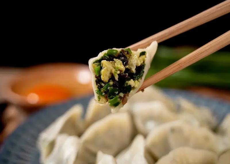 韭菜鸡蛋馅饺子放姜吗?韭菜鸡蛋馅饺子到底放不放姜，我站不放这队。之前试过一次放