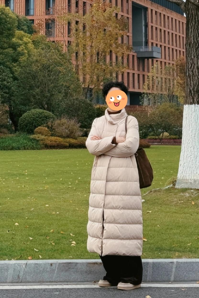 我发现我婆婆是个很虚伪的人。我花1200元给她买了一件羽绒服，她批评我乱花钱，