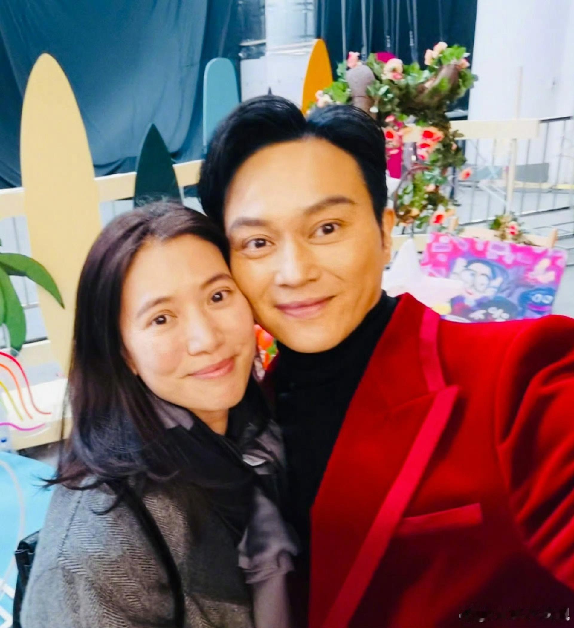 张智霖说怕老婆我第一你好星期六张智霖的“怕老婆”是藏不住的温柔，当初对袁咏仪一见