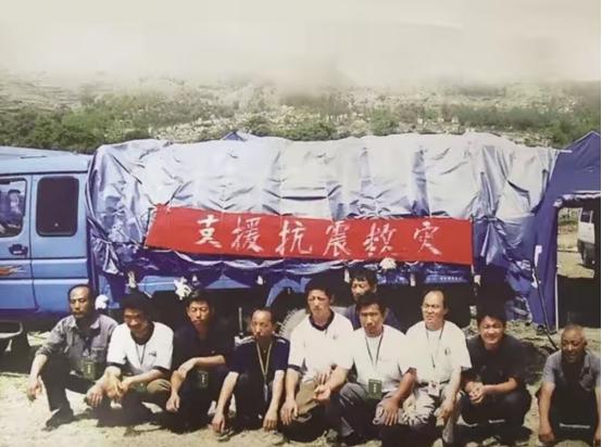 知遇情感发布，十个黝黑汉子挤在小店里，只要了两盘最便宜的炒青菜。老板娘撇了撇嘴，