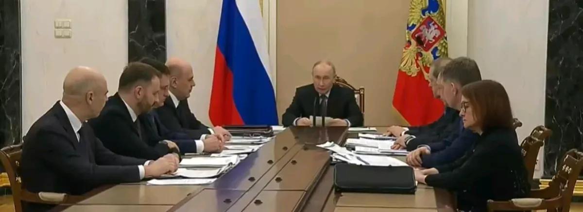 俄媒报道，当地时间24日，俄罗斯总统普京，当天组织召开高级别经济会议，讨论在当前