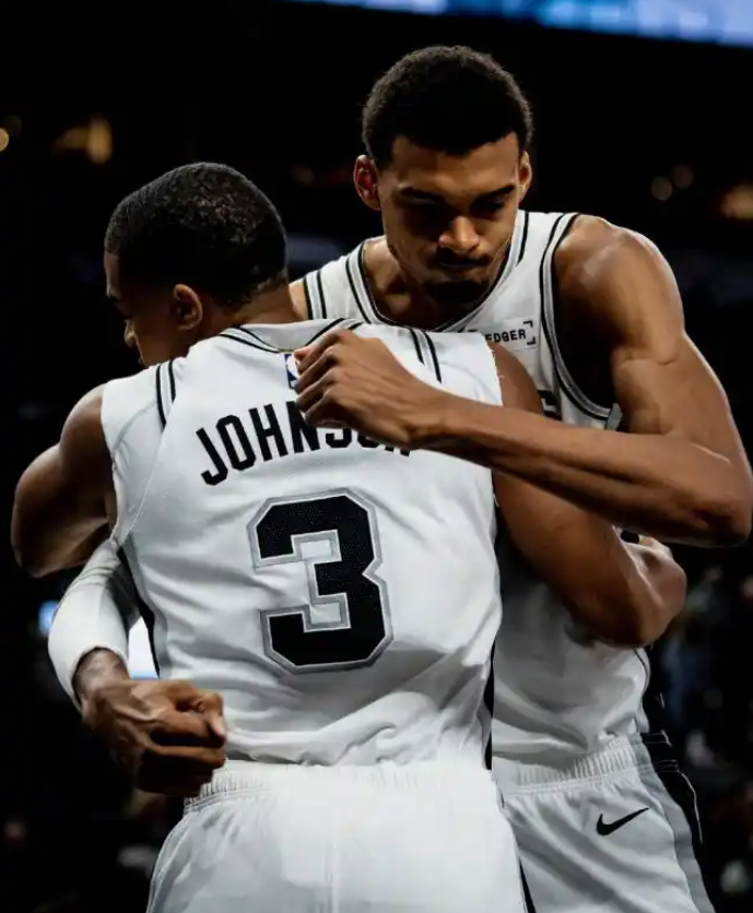 其实马刺根本不怕什么三分大队区里一直讨论马刺害怕三分大队，因为马刺曾经两输勇士