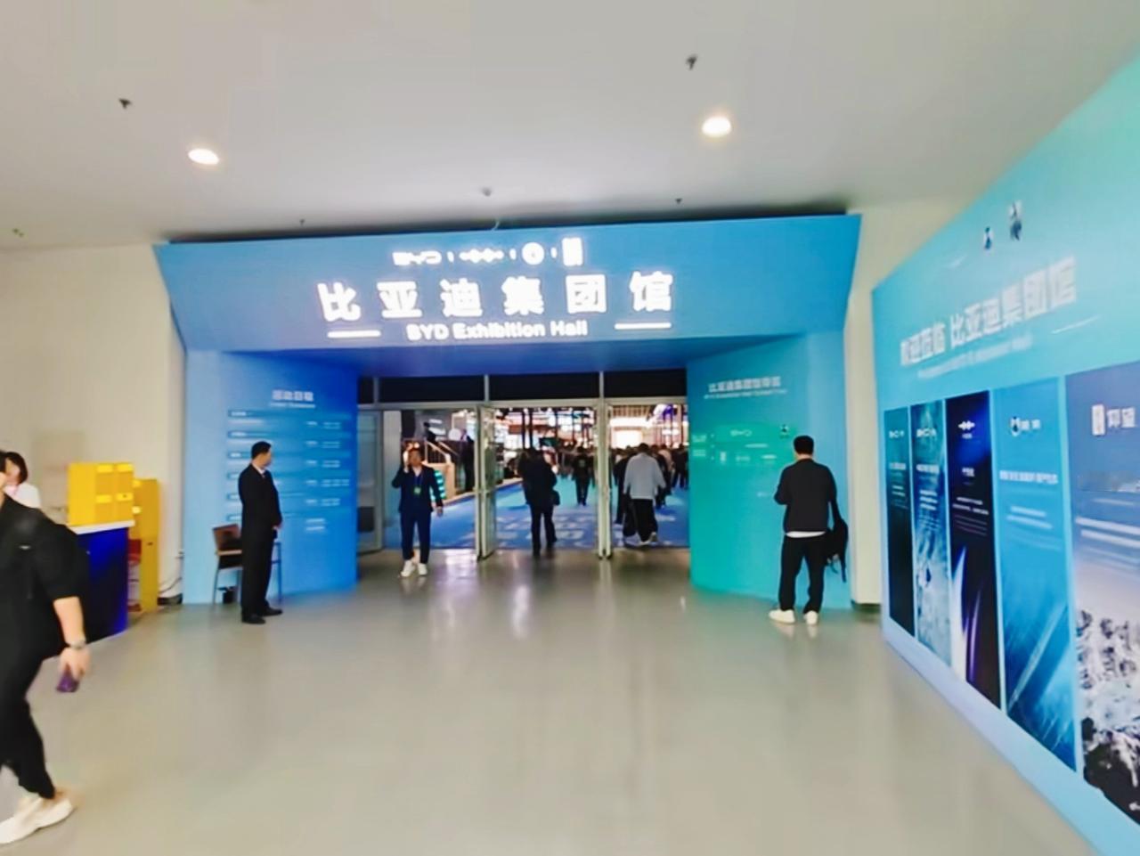 比亚迪北京车展包馆，实力雄厚北京车展E3馆，就是比亚迪的主场。全场唯一一家敢