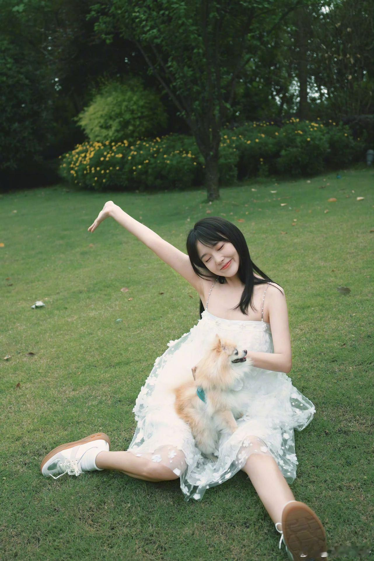 张佳宁真的好爱她的宠物！镜头里她是演技在线的实力派，各种角色切换自如，镜头外全是