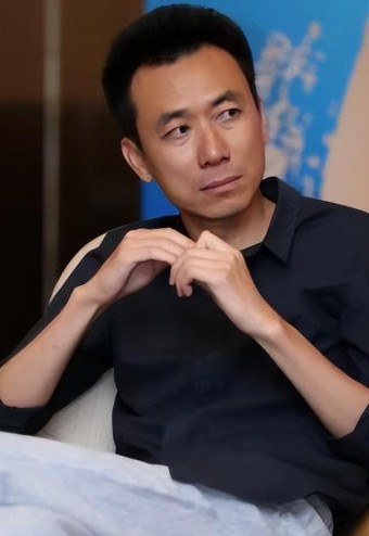 2008年，亿万富翁王微在婚内爱上了一位芭蕾舞美女，他随手给妻子杨蕾10万元：“