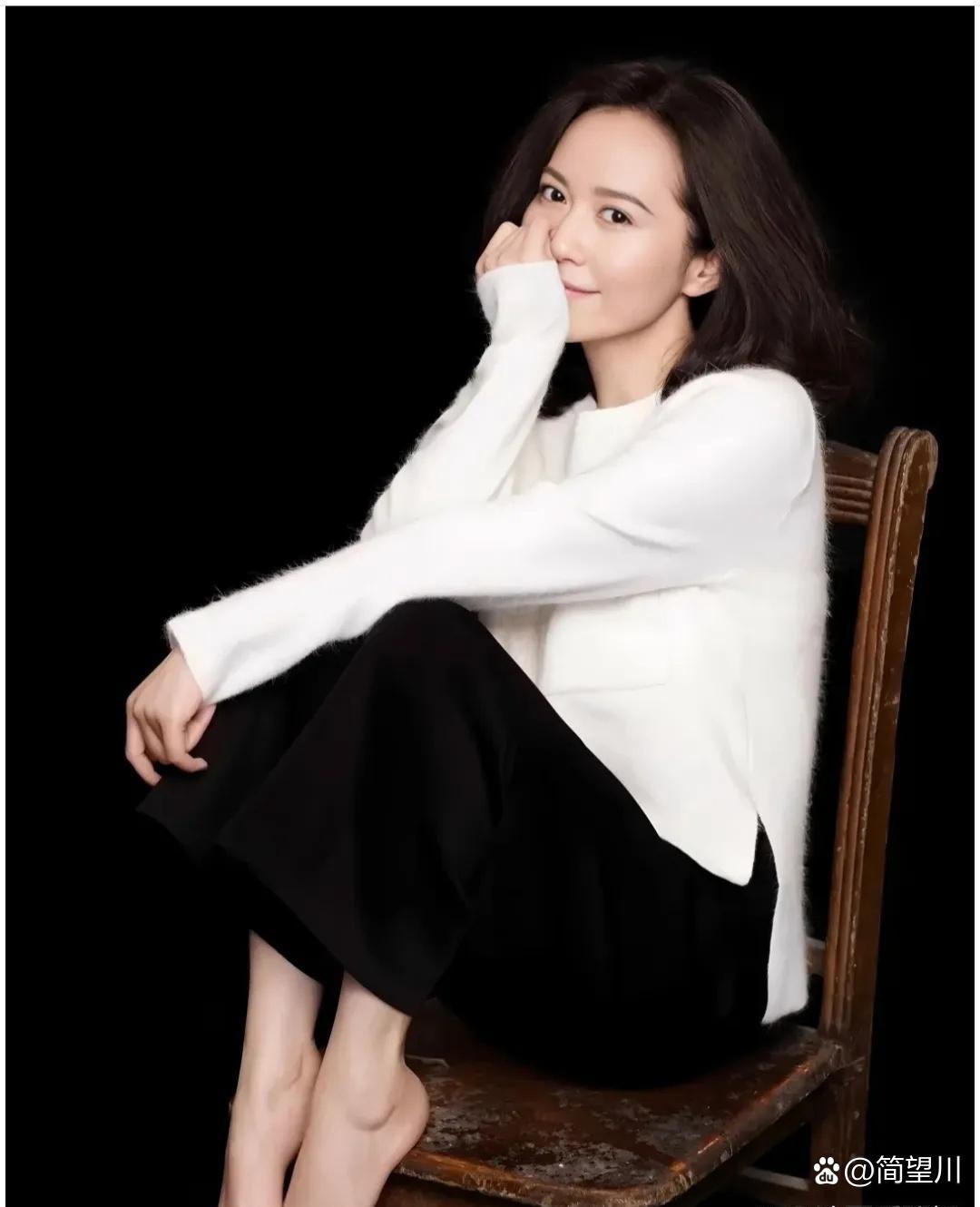 俞飞鸿已经五十多岁，一双脚肌肤细腻嫩滑，质感宛若婴儿肌肤，状态实在让人羡慕。