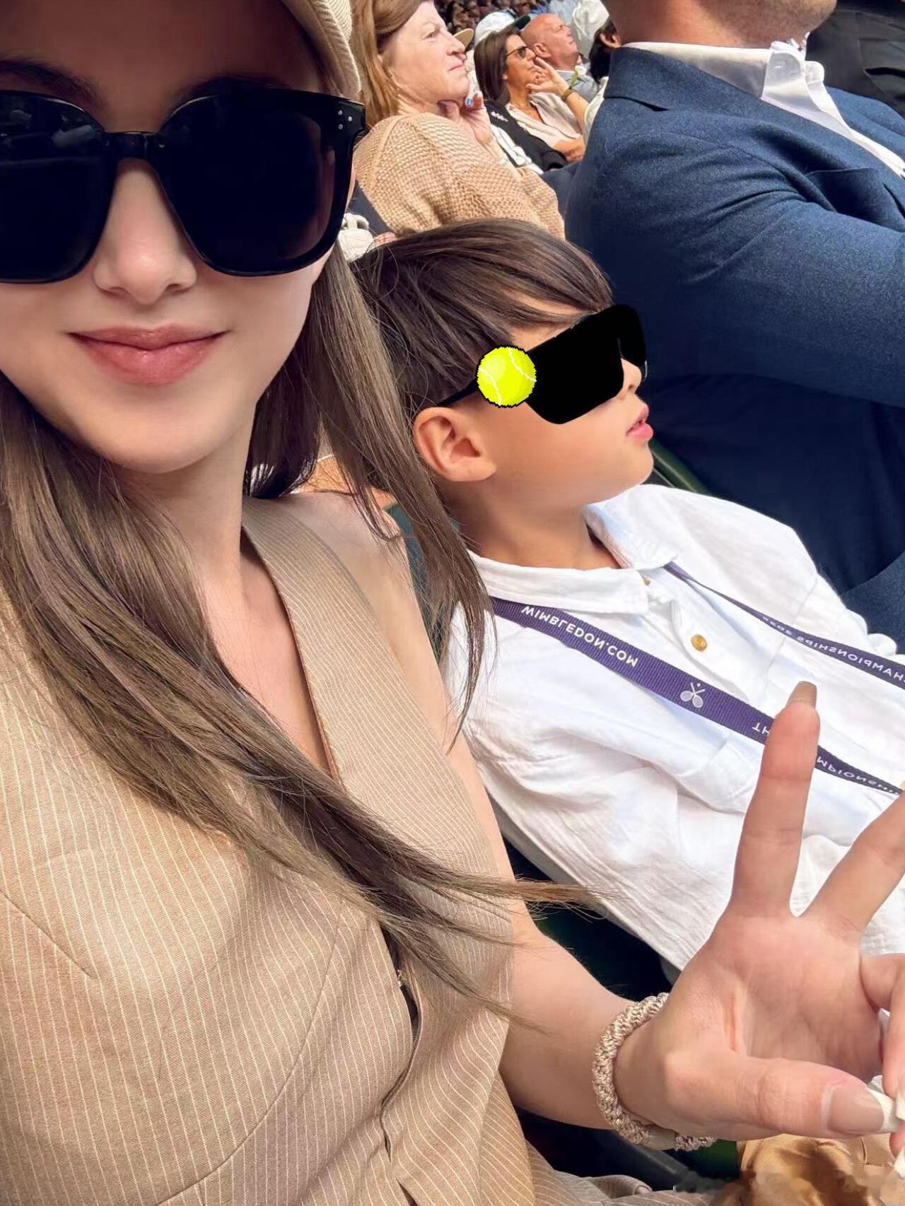 周杰伦昆凌带儿子温网追星周杰伦昆凌儿子8岁近照周杰伦昆凌带儿子温网追星，这么小