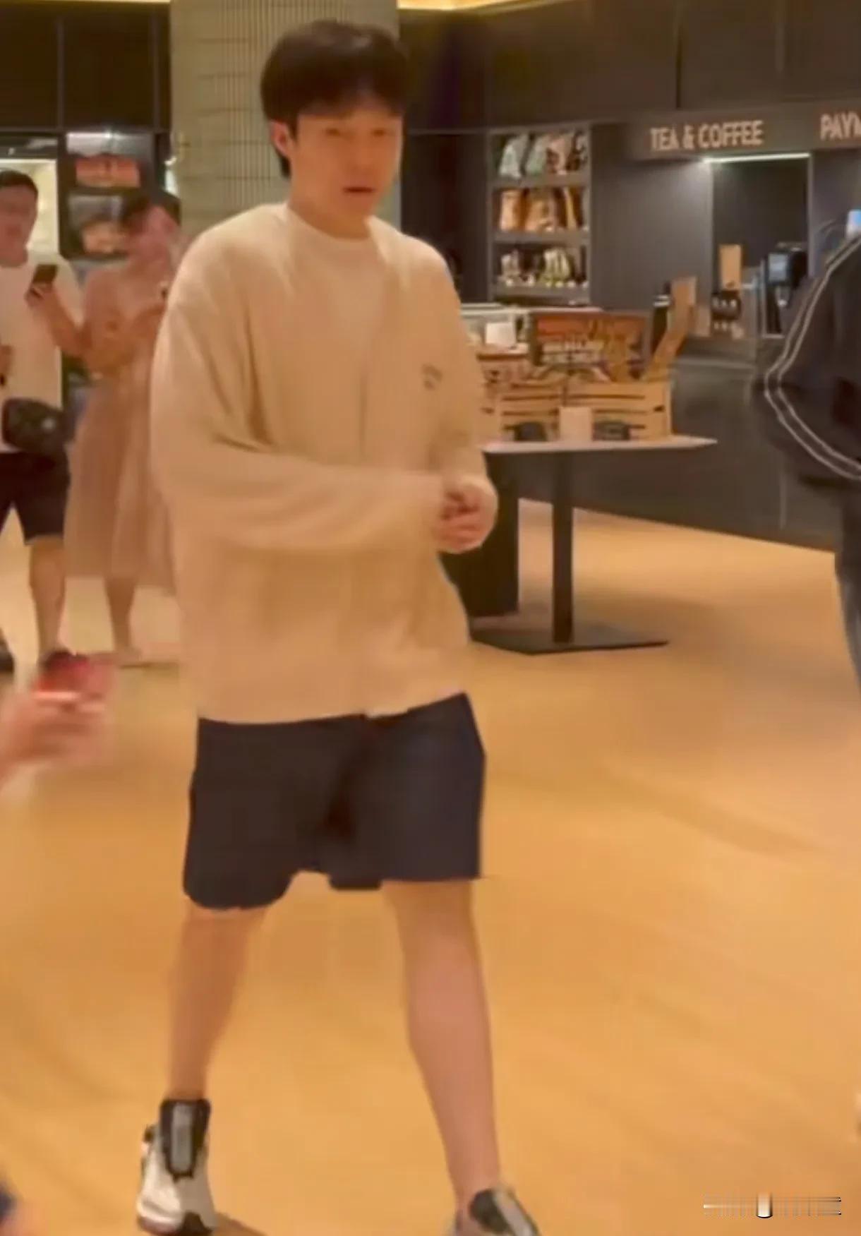 这种行为真的不好，孩子喜欢王楚钦正常，但家长应该正确引导，如何追偶像！而不是王