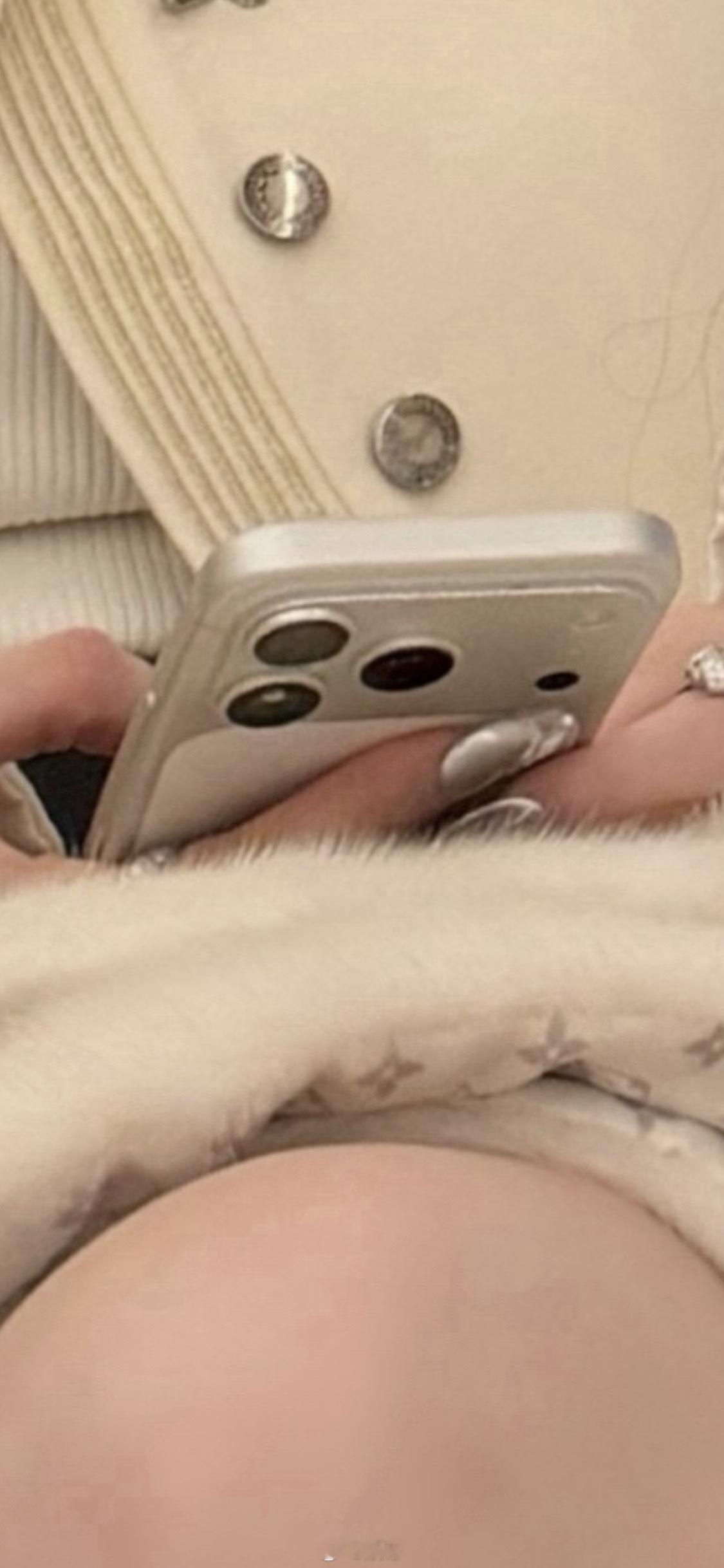 消费升级，飞机上的有钱人已经用上了最新款的iPhone17ProMax！