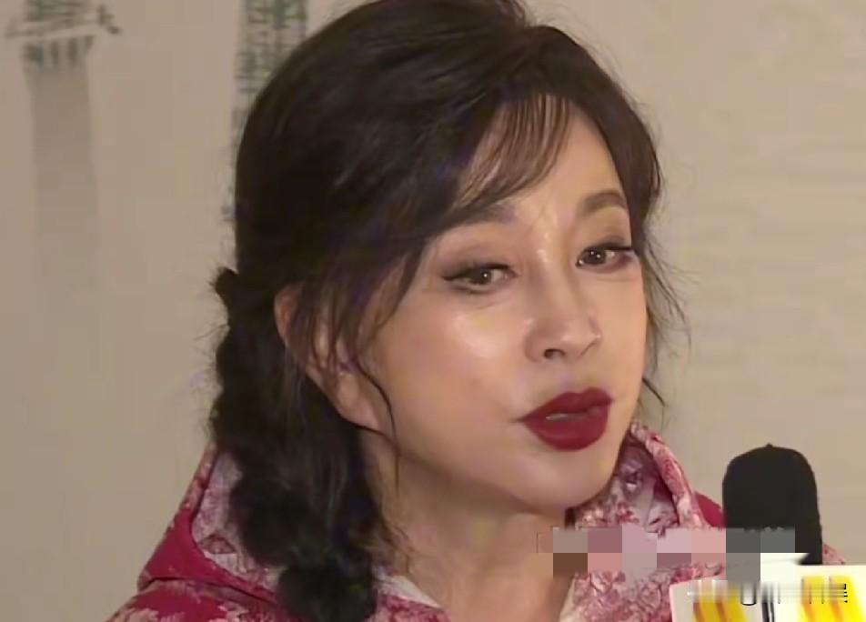 76岁刘晓庆，发文怀念！7月31号，刘晓庆发了条动态，配张三人旧合影，然后