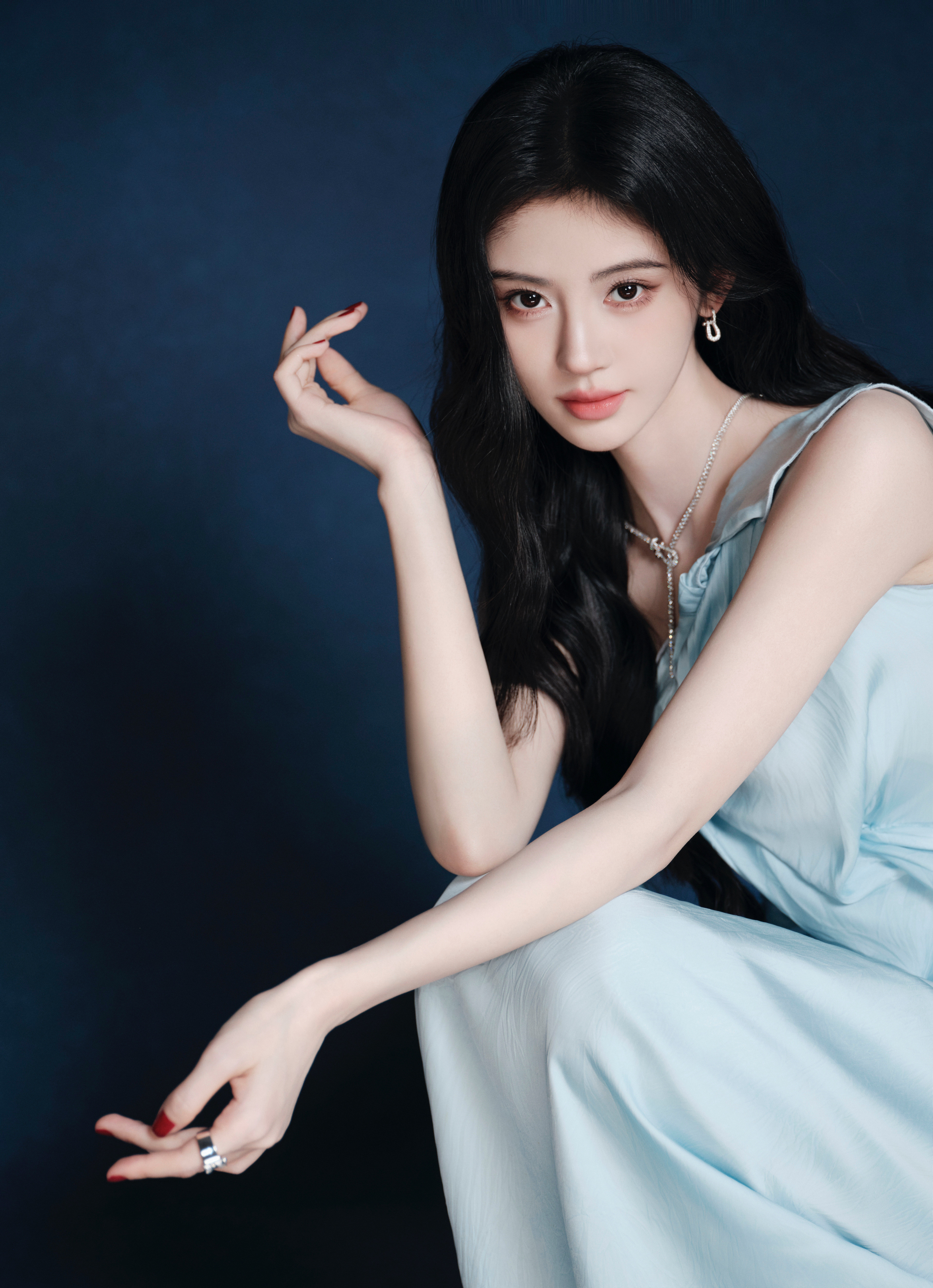 鞠婧祎×时尚芭莎珠宝年度盛典今日芭莎珠宝年度盛典活动，小鞠一袭PeetD