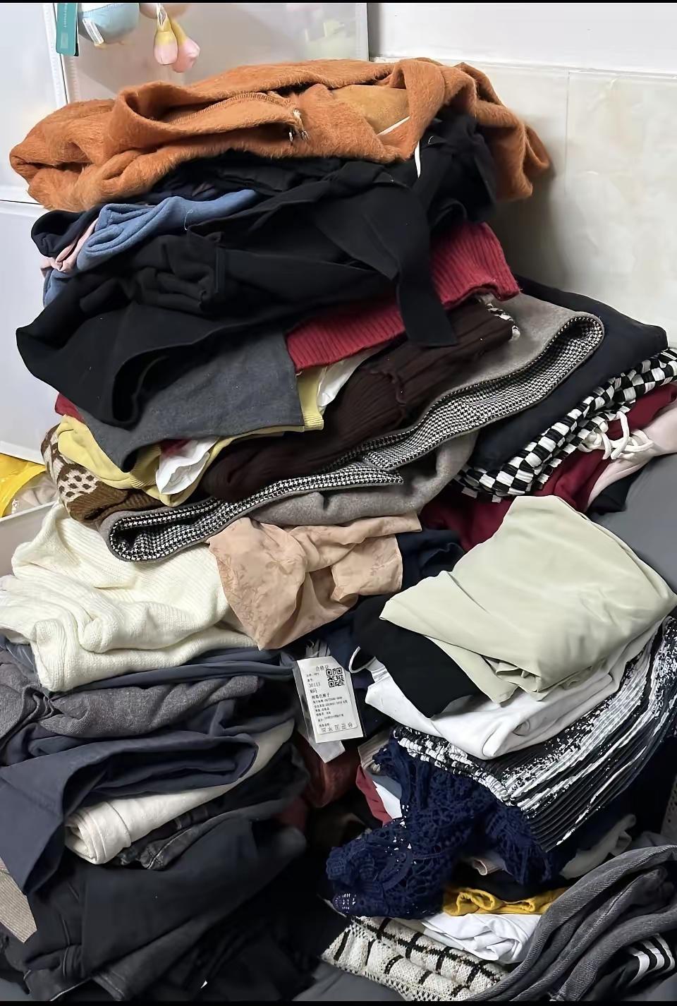 最近收拾衣物，发现家里好多旧衣服，扔了可惜，穿了又过时，送人吧又怕别人嫌弃，有的