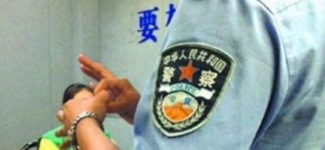 1998年天津，七名女高中生在宿舍离奇死亡，而唯一的幸存者却与尸体共睡一晚，事后