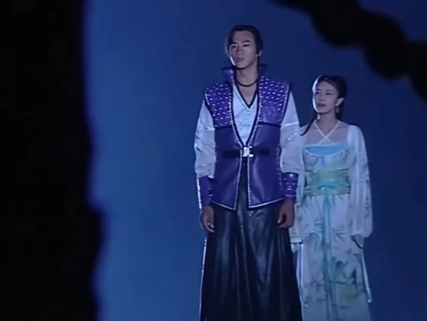 什么叫巴掌脸什么叫九头身啊此男的头身比怎么可以如此优秀？大特写不占优势，只要切全