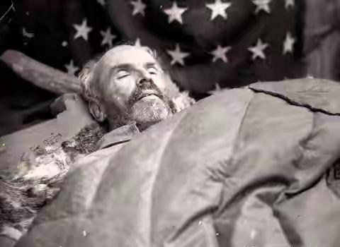 对于白求恩，我们宣传的都是他如何高尚、如何伟大，但却很少有人知道，他为什么会不远