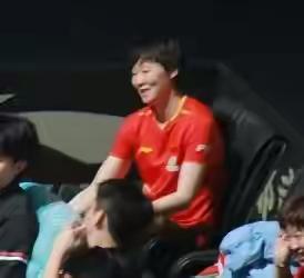 这下子出名了！​不仅现场观众知道了，​全国人民都知道了，王曼昱根本就是…小