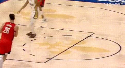 魔性——普尔恶犯申京后狂笑庆祝！这球是直接对着申京拉啊（图2），裁判回看后给了