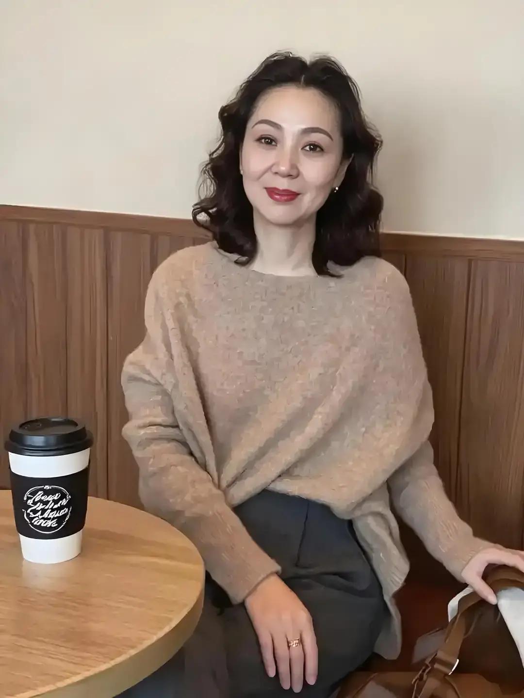 女人过了五十岁，身边总少不了这样一群人。我观察了好几个邻居和亲戚，发现她们的活法