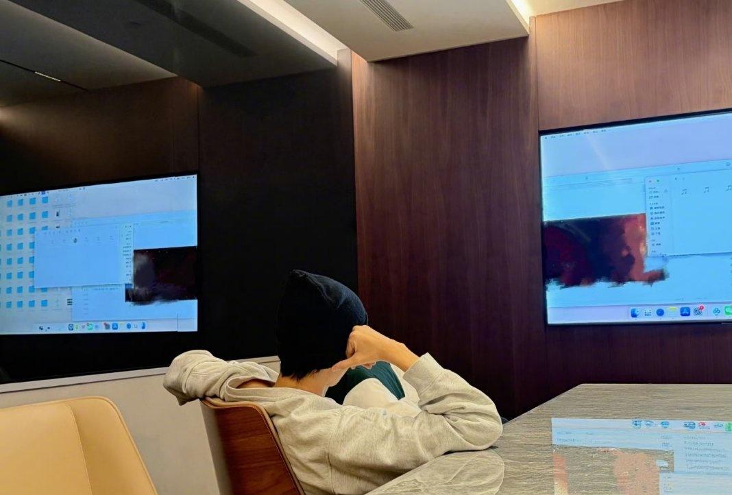 图一：霸总开会.jpg图二：猫猫盘腿.jpg两张照片怎么能反差如此之大🤩