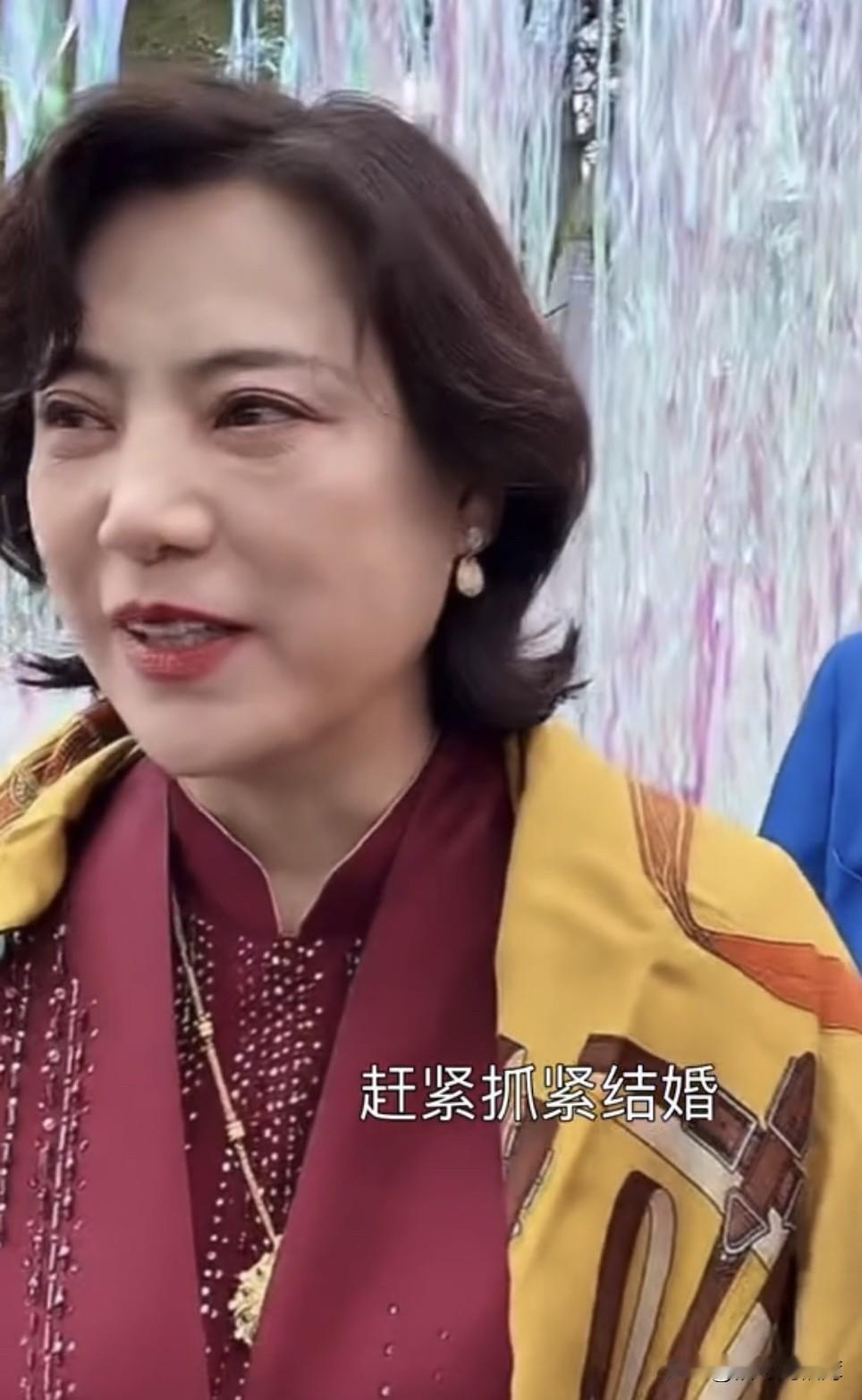黄子韬妈妈气质真好，一看就有钱，很贵妇～～黄妈妈女身男相，看起来就是那种性格很开
