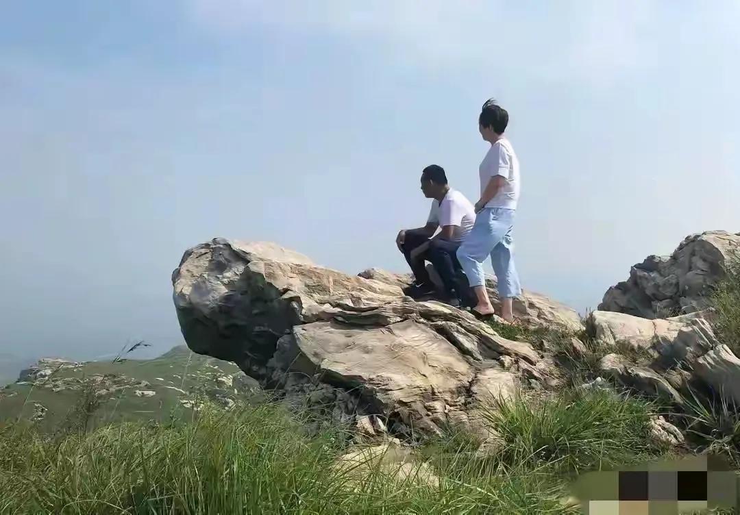 你可能不相信于东来的老婆穿的短袖只有几十元可是，他们可是几10亿身价的人呢