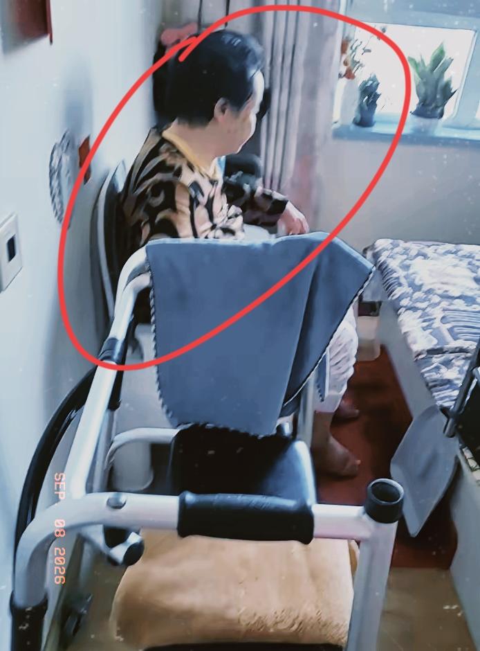 我彻底崩溃了，今天把我老妈打了。一边上班儿，一边照顾她，太累了，她也不糊涂，也