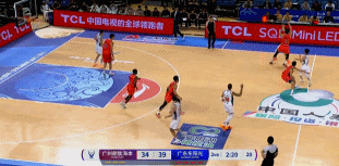 徐杰单挑徐昕，这么熟悉的前队友，徐杰这个超远三分投中，军训了老队友一把。徐杰这个