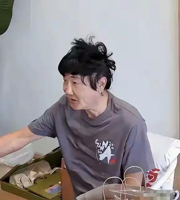 我老伴在手机上看到孙楠的照片（图一）拿给我看，我说不是吧，怎变成这样了，他说就是