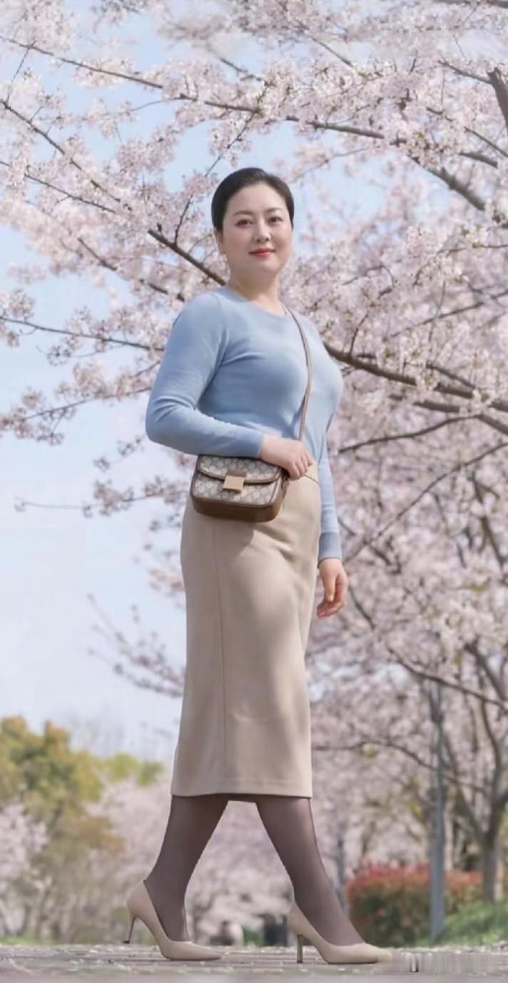 浣溪沙·樱下行浅蓝衫衬杏桃风，樱吹雪落满芳丛。缓行步步踏春浓。笑靥轻