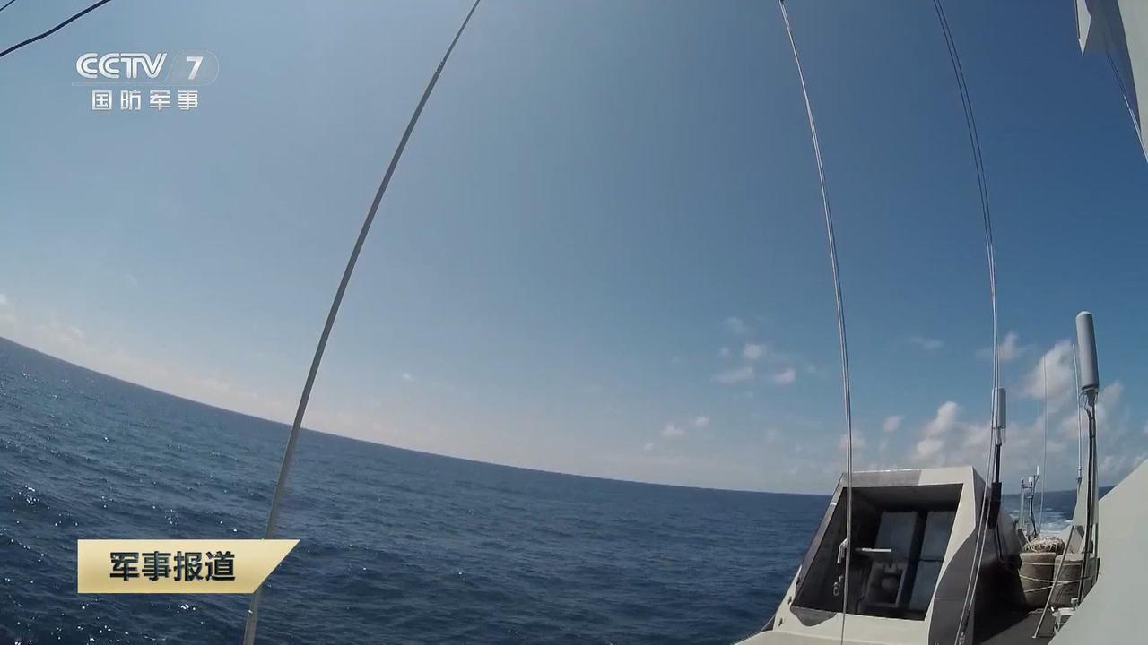 22型导弹快艇在发射反舰导弹。22艇可以携带8枚鹰击八三反舰导弹，火力密度可以媲