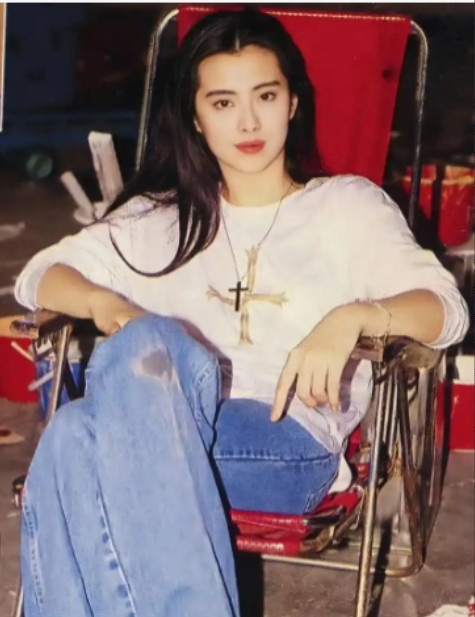 1990年，王祖贤第一次去北京拍广告，片酬200万。坐出租车时她给司机5块钱，司