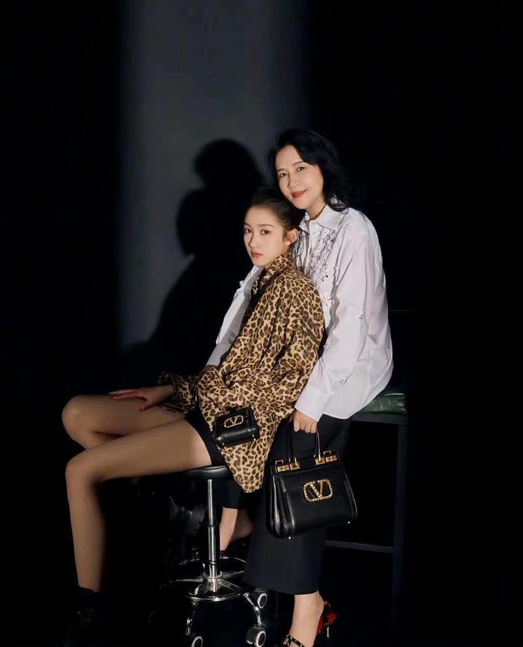关晓彤长得很像妈妈​​​