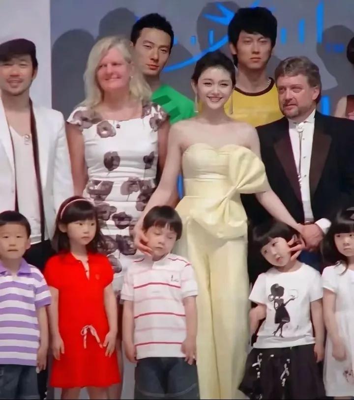美容大王大S为美白付出了很大的代价吗她刚出道时皮肤比较黝黑，样貌不算出众。后来她