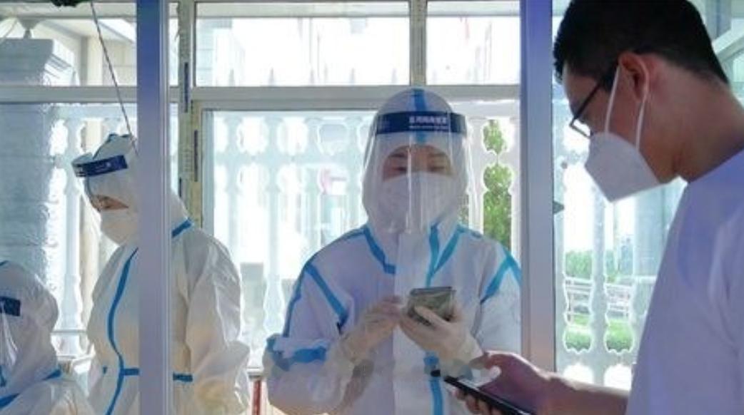 “粪水浇菜”是污染食物的源头？中科院院士曾毅认为，农村人用粪水直接浇菜，完全是千