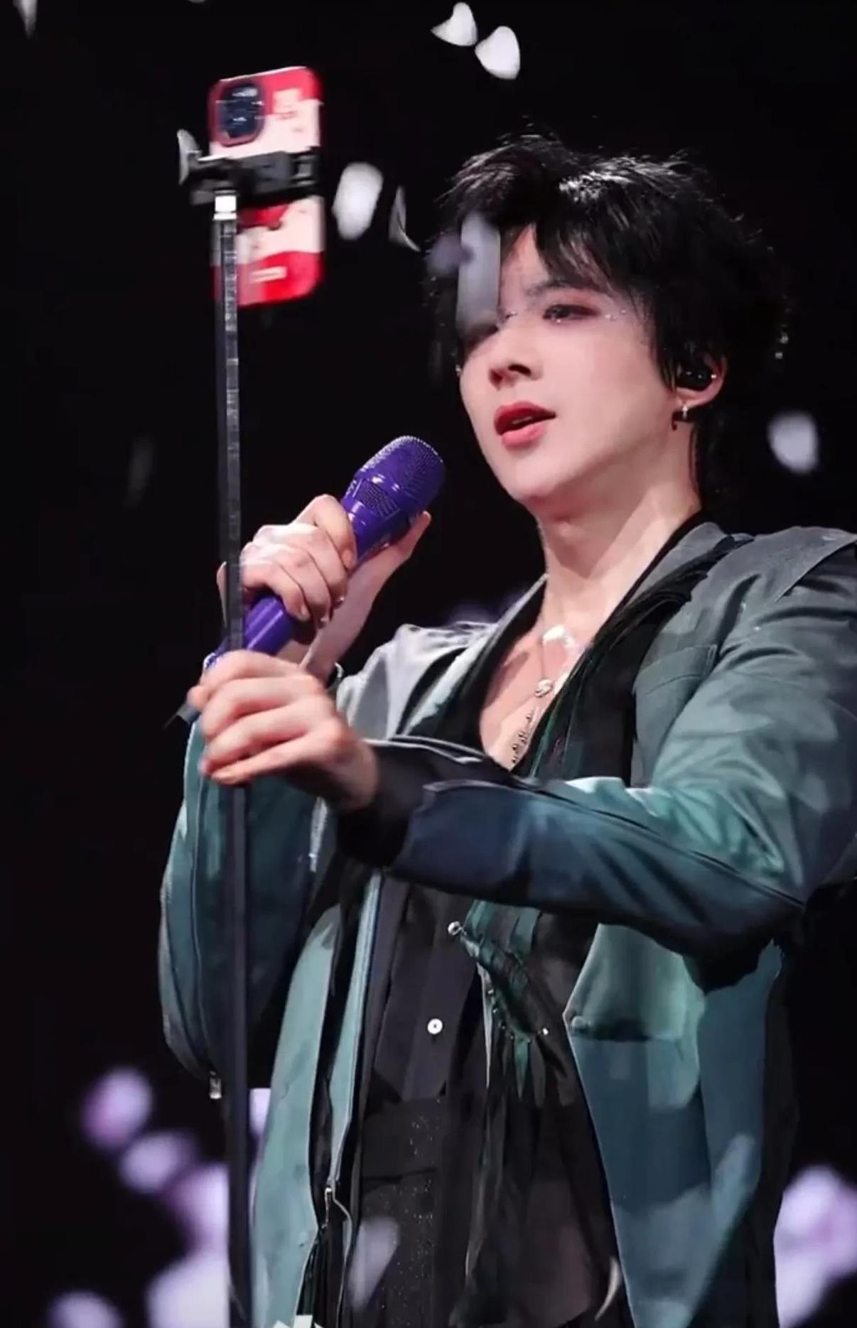 刘宇宁应该是史上第一个在演唱会上自己拿手机开直播的人更佩服的是其他人全部能配