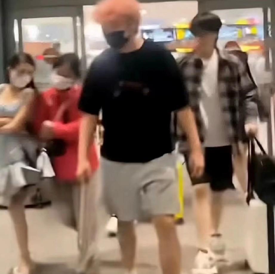 这女的这下火了，全国人民都认识了！就这波操作把大头吓住了！北京机场：王cc