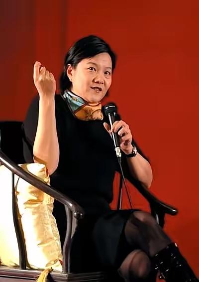 这两天洪晃那段话被传疯了，我看了一遍，真挺辣的。她直言家里趁几个亿的，别再把娃