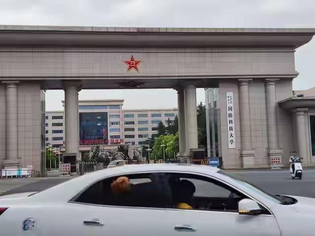 广西桂林，一名女孩顺利考上国防科技大学，全家人满心自豪，足足20多位亲人组队自驾