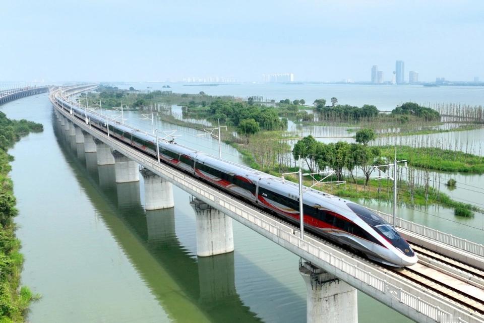 中国为什么执意要发展高铁，而不是廉价航空？因为中国在做一个赌注，赌得就是你用电，