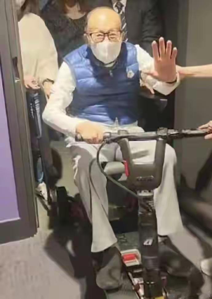 估计谁也没想到，97岁的李嘉诚，到了这个岁数，居然还有看演唱会的习惯，而且他