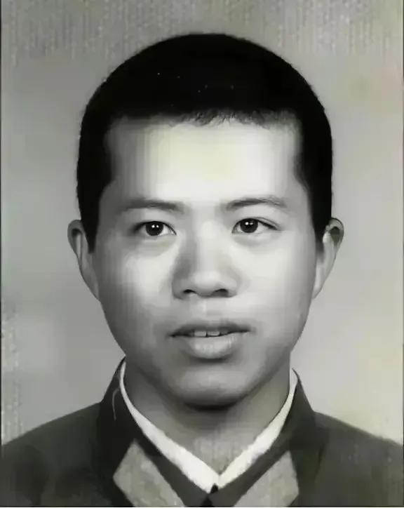 1984年，老山前线，21岁战士刘家富因左腿中弹，跌倒在弹坑中，不料被两名越军发
