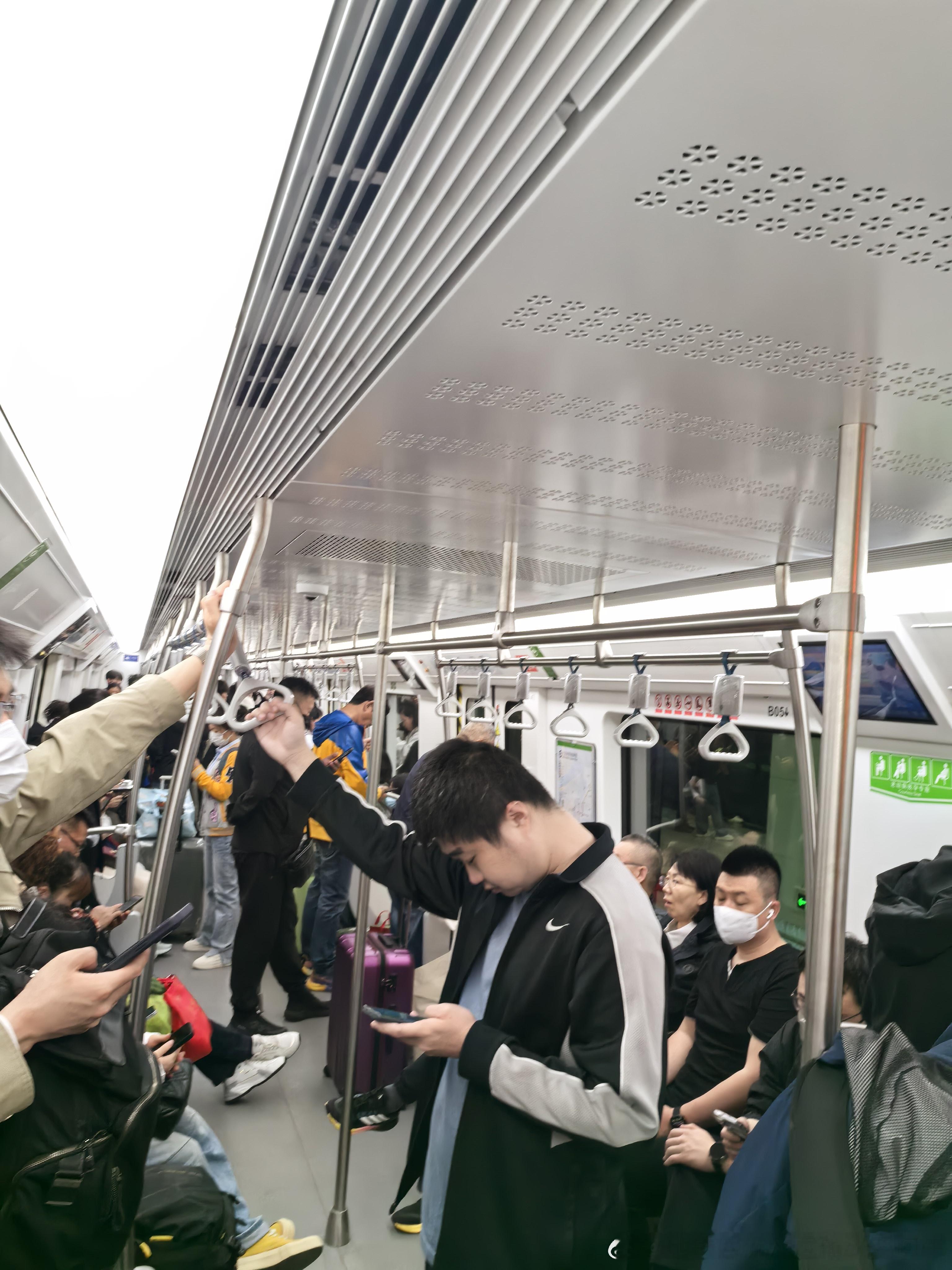 【大连地铁】网友：2026.5.1周五，五一小长假第一天，大连天气：晴。7:36