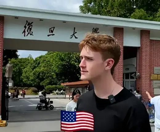 一个叫王水牛的鬼佬，把最近的国内互联网搅的昏天暗地！一张假学霸的洋人脸，让无数聪
