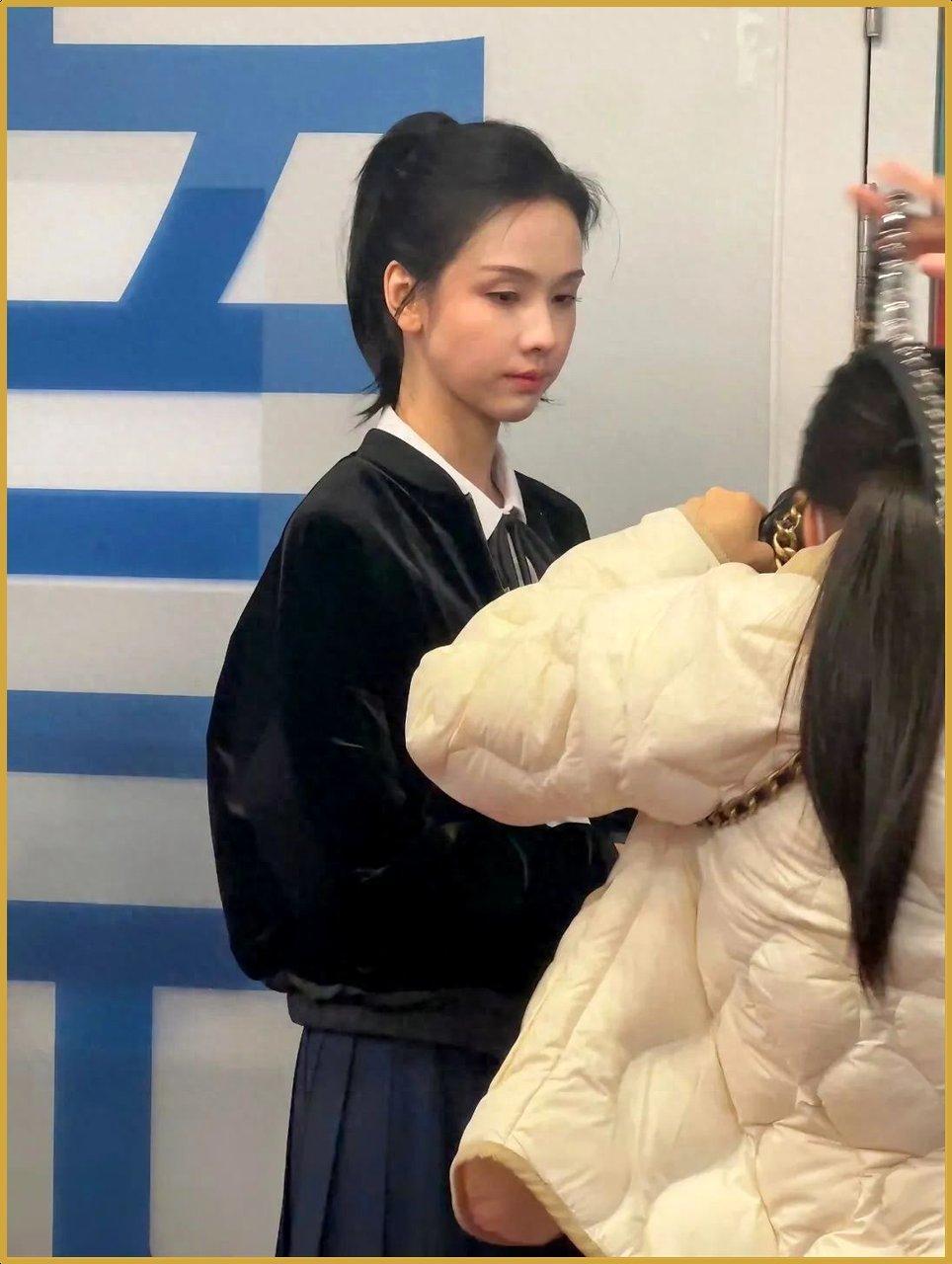 31岁陈都灵素颜憔悴像没睡醒，扎个马尾却比大一新生还嫩