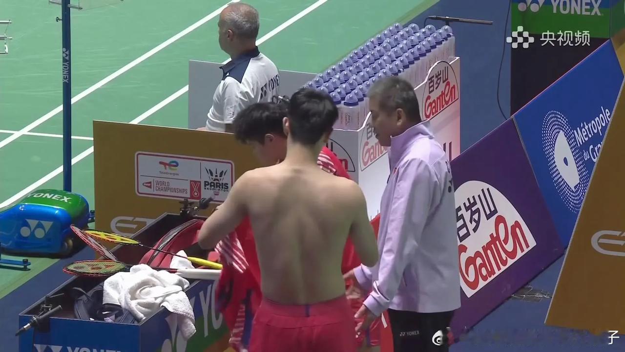 决胜局来了[加油]！鏖战两局，现在冯彦哲/黄东萍🇨🇳21-14、13-2