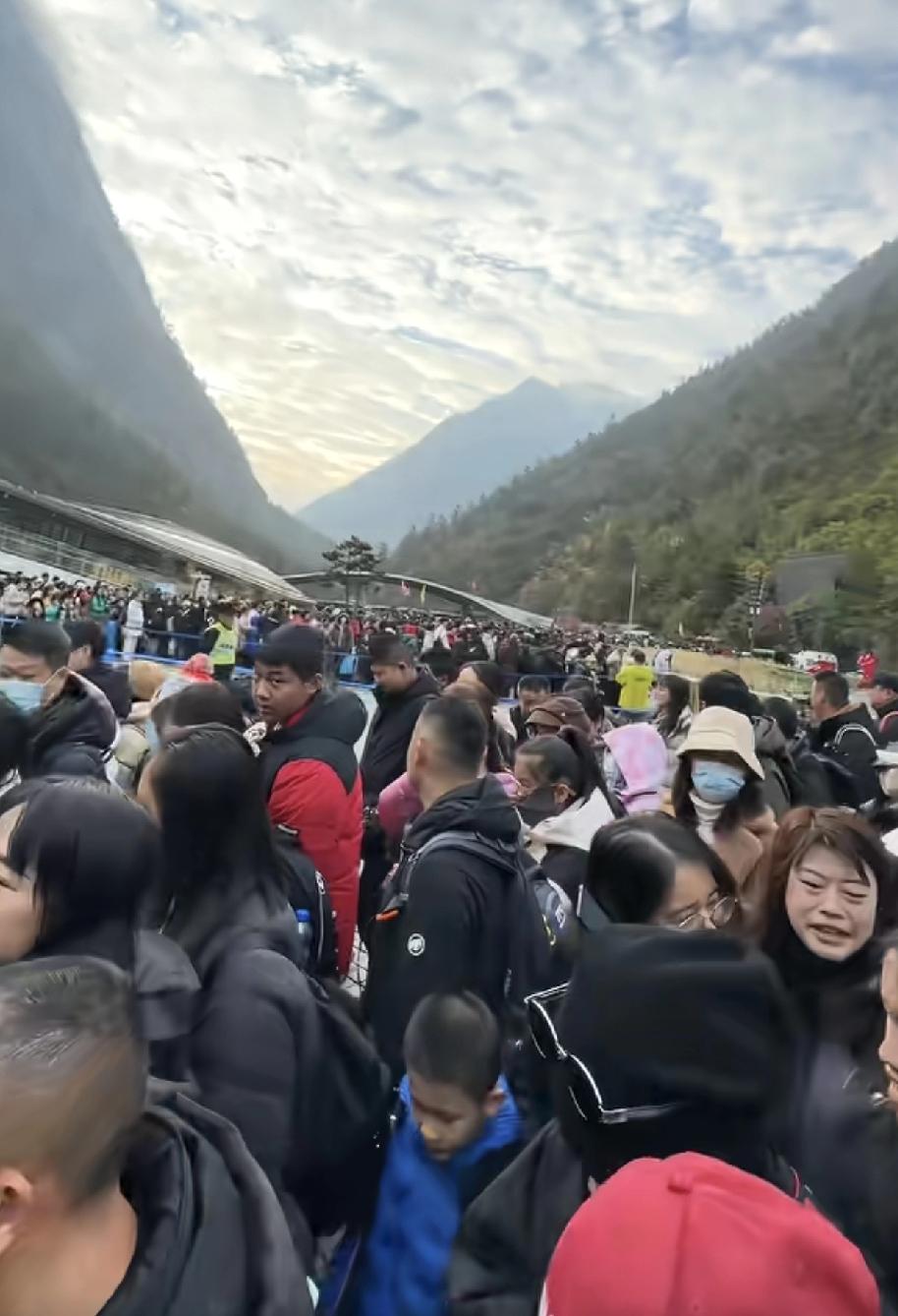 九寨沟景区每日限流4.1万人，搞得像天知地知，你知我知一样，大家表示质疑，都认为