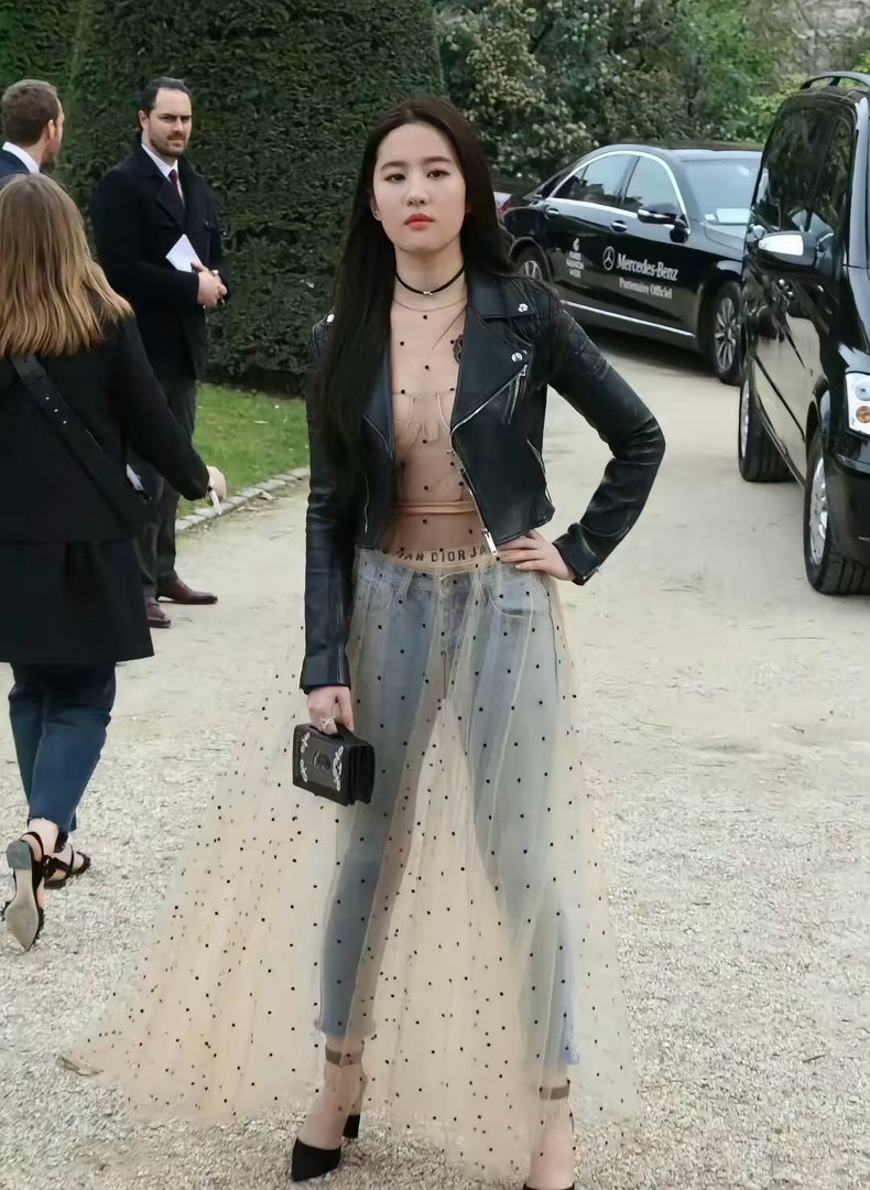 我的天哪，刘亦菲还穿过这么暴露的衣服啊