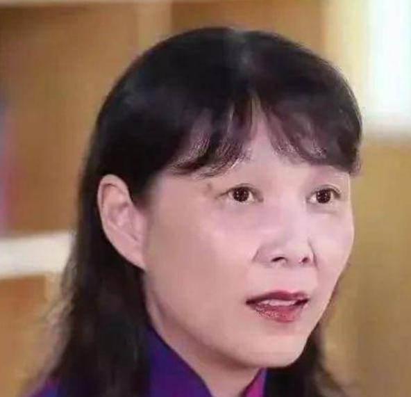 杜建英代价太大了！杜建英这三十年看着不值。早年跟着宗庆后跑市场，为娃哈