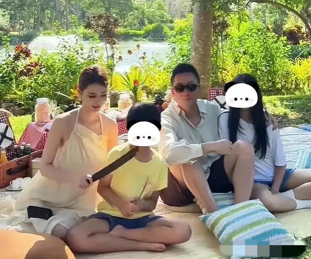 这张汪小菲一家四口巴厘岛野餐照的信息量真是太大了。汪希箖表面上和马筱梅拿着木剑