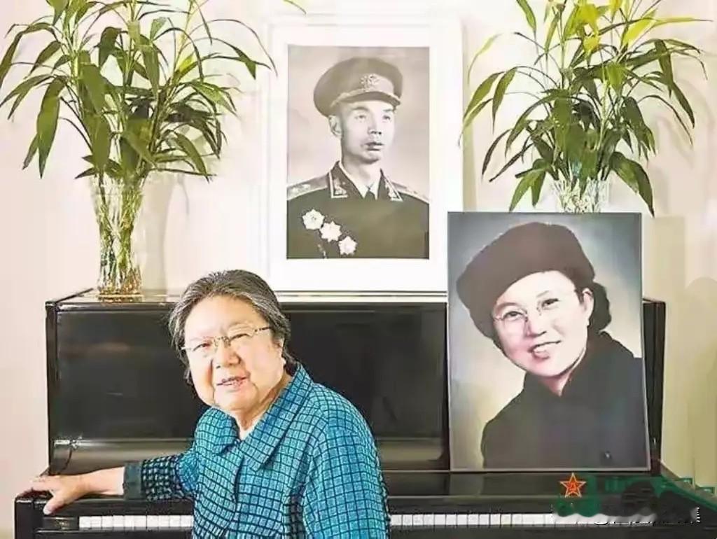 开国中将、首任兰州军区司令员张达志将军的夫人严波，在晚年时期于家中静静坐在丈夫戎